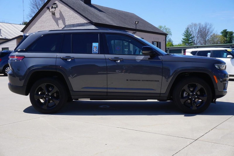 Jeep Grand Cherokee Vehicle Full-screen Gallery Image 02