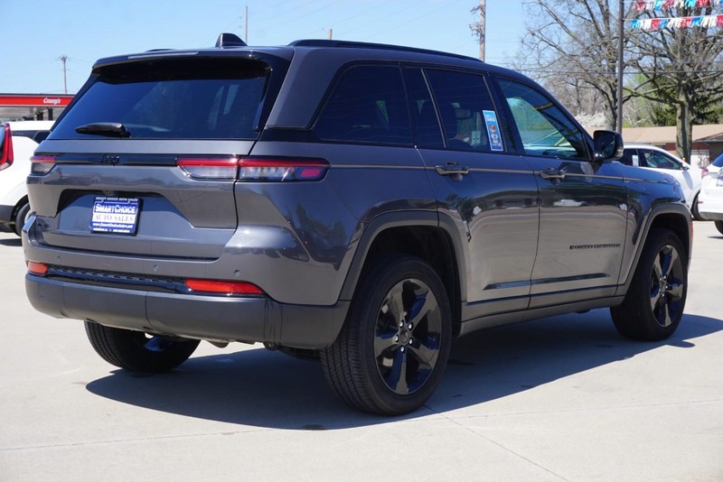 Jeep Grand Cherokee Vehicle Full-screen Gallery Image 03