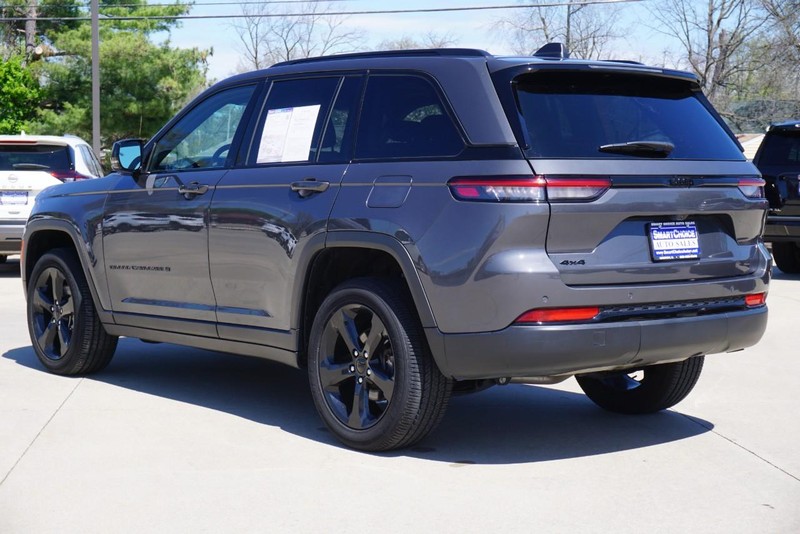 Jeep Grand Cherokee Vehicle Full-screen Gallery Image 05