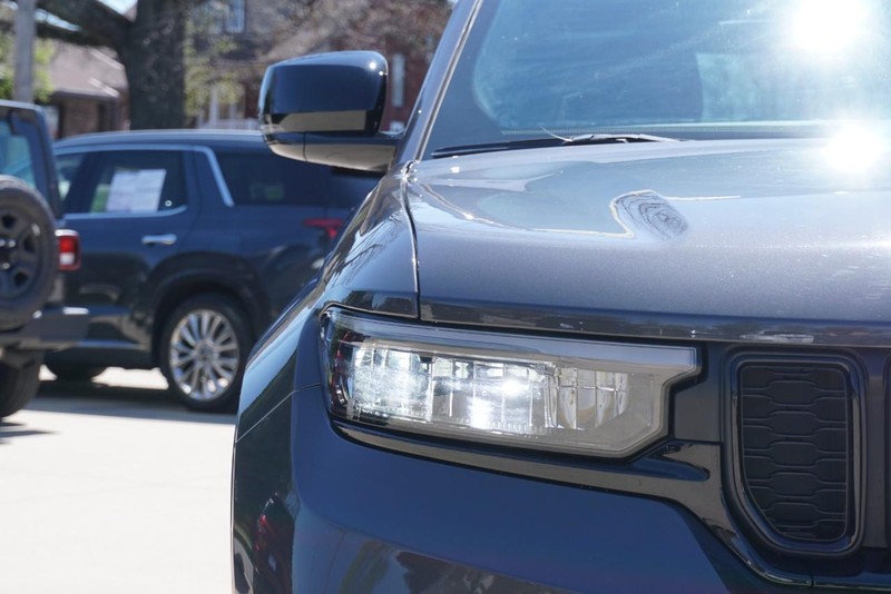 Jeep Grand Cherokee Vehicle Full-screen Gallery Image 09