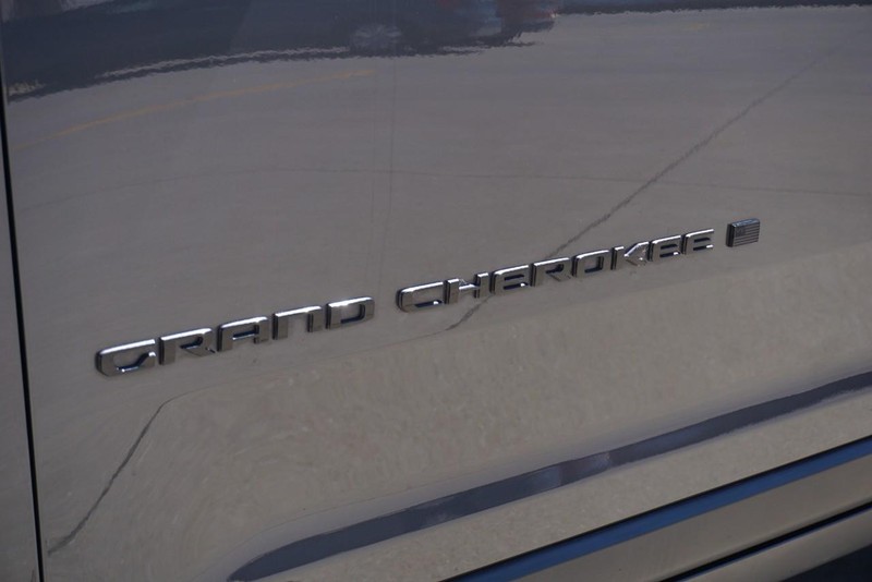 Jeep Grand Cherokee Vehicle Full-screen Gallery Image 12