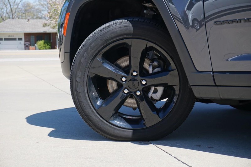 Jeep Grand Cherokee Vehicle Full-screen Gallery Image 15