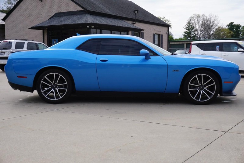 Dodge Challenger Vehicle Full-screen Gallery Image 02