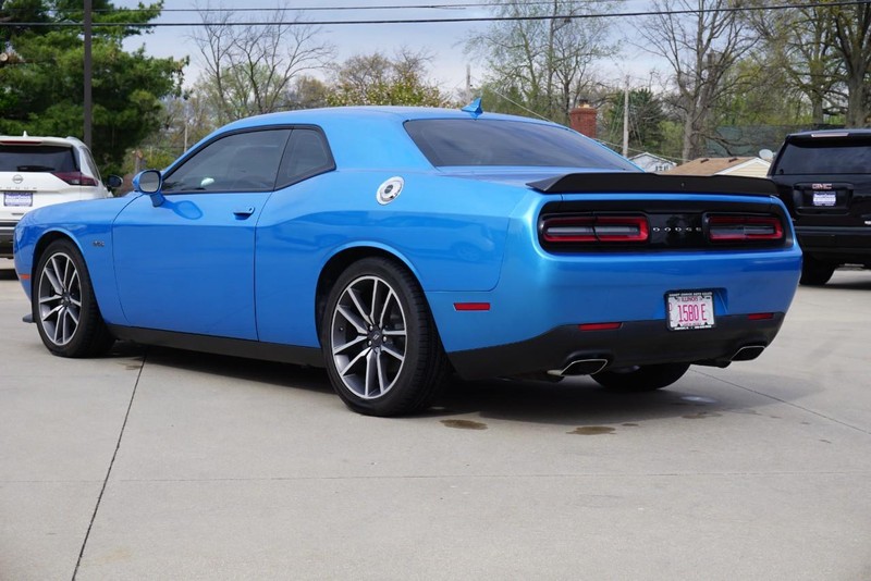 Dodge Challenger Vehicle Full-screen Gallery Image 05