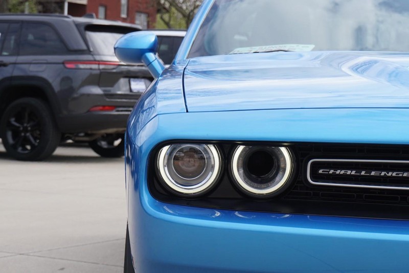Dodge Challenger Vehicle Full-screen Gallery Image 09