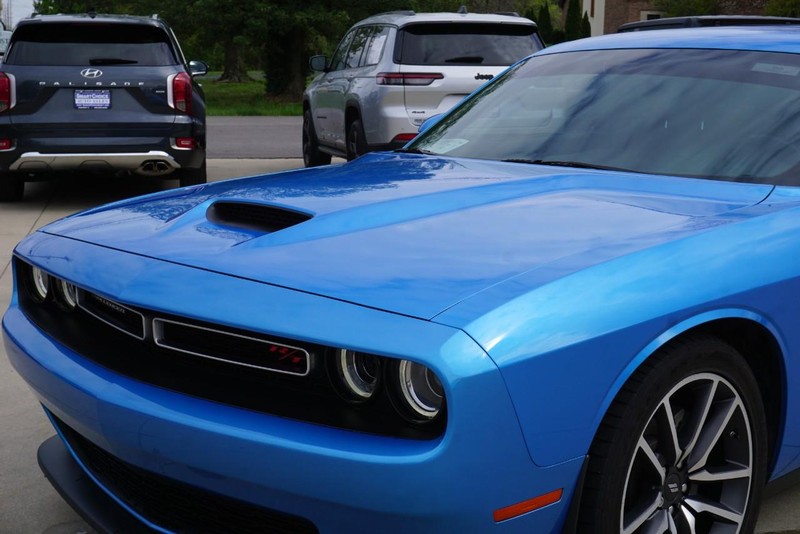 Dodge Challenger Vehicle Full-screen Gallery Image 12