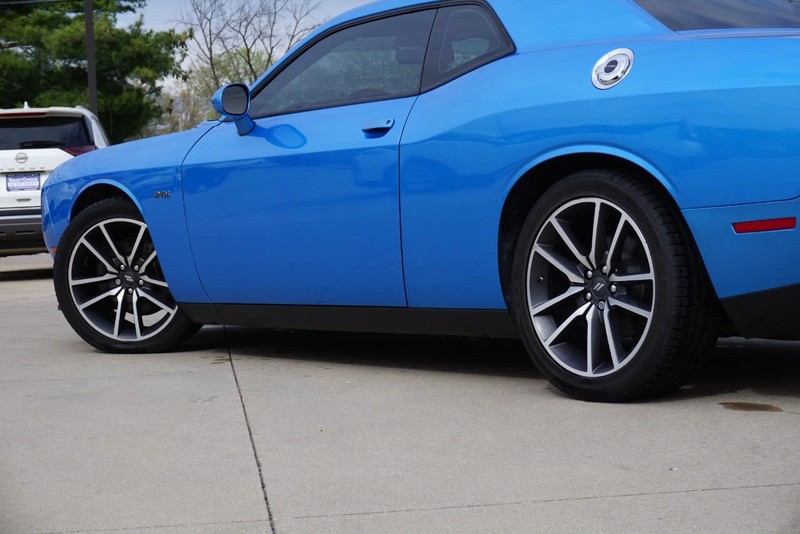 Dodge Challenger Vehicle Full-screen Gallery Image 15