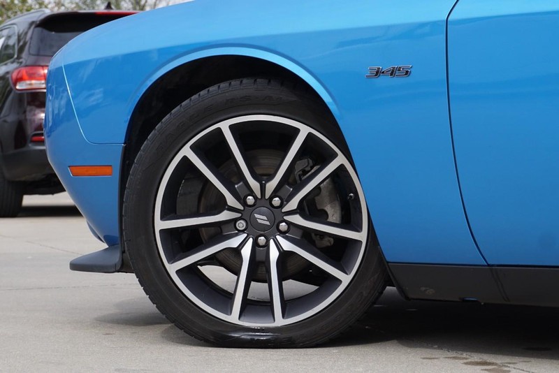 Dodge Challenger Vehicle Full-screen Gallery Image 16