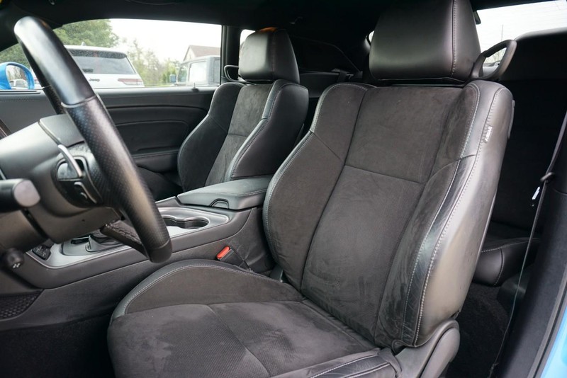 Dodge Challenger Vehicle Full-screen Gallery Image 23