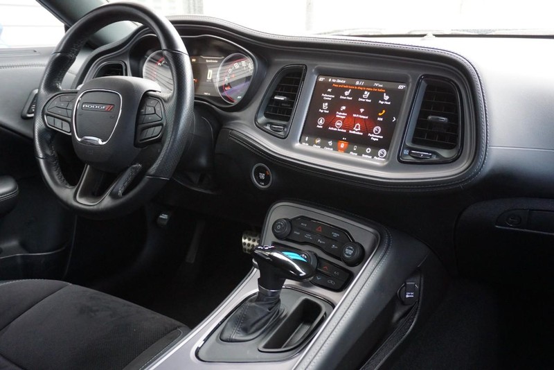 Dodge Challenger Vehicle Full-screen Gallery Image 31