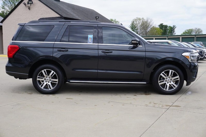 Ford Expedition Vehicle Full-screen Gallery Image 02