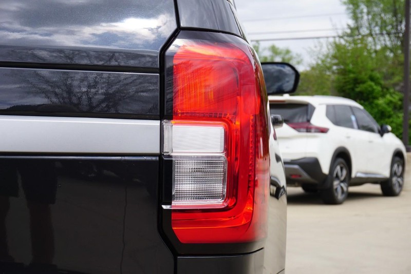 Ford Expedition Vehicle Full-screen Gallery Image 19