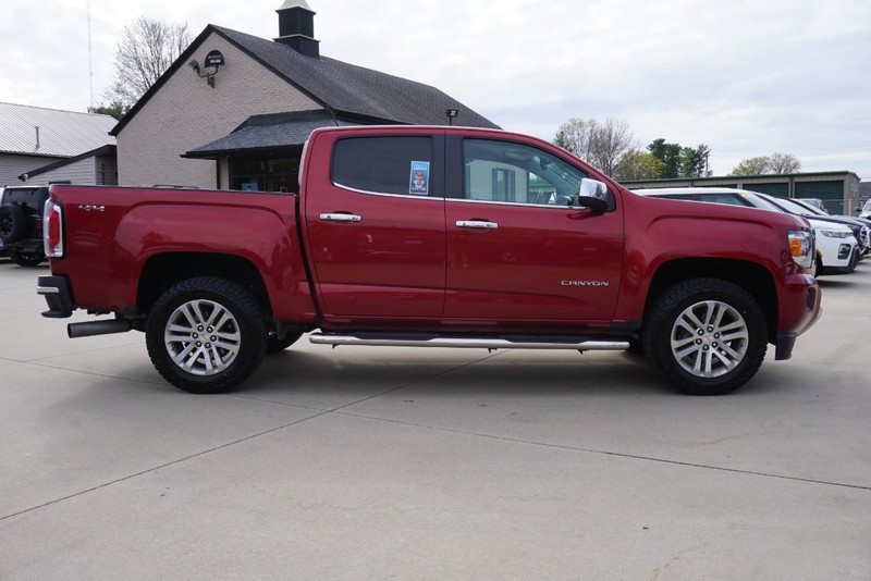 GMC Canyon Vehicle Full-screen Gallery Image 02