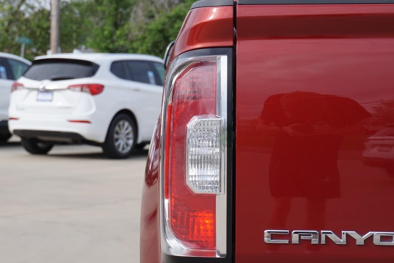 GMC Canyon Vehicle Full-screen Gallery Image 19