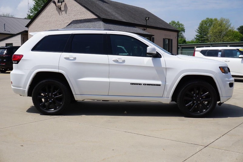 Jeep Grand Cherokee Vehicle Full-screen Gallery Image 02