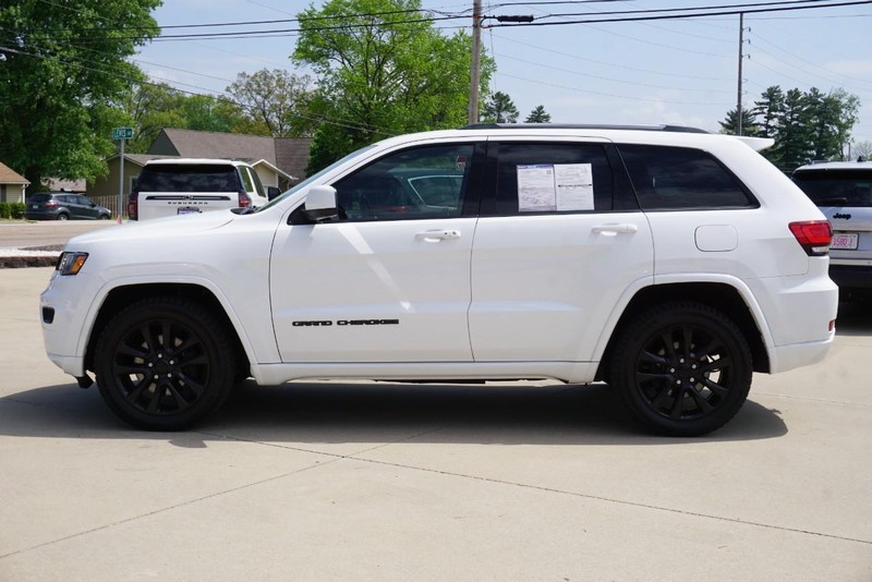 Jeep Grand Cherokee Vehicle Full-screen Gallery Image 06