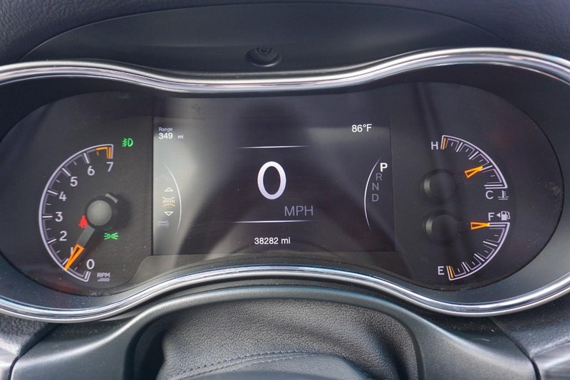 Jeep Grand Cherokee Vehicle Full-screen Gallery Image 40