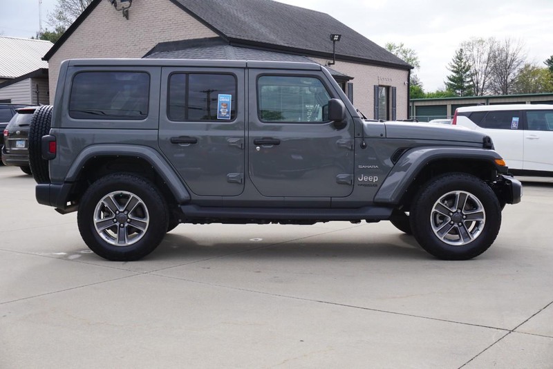 Jeep Wrangler Vehicle Full-screen Gallery Image 02