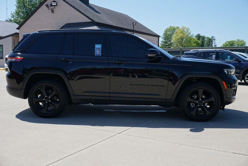 Jeep Grand Cherokee Vehicle Full-screen Gallery Image 02