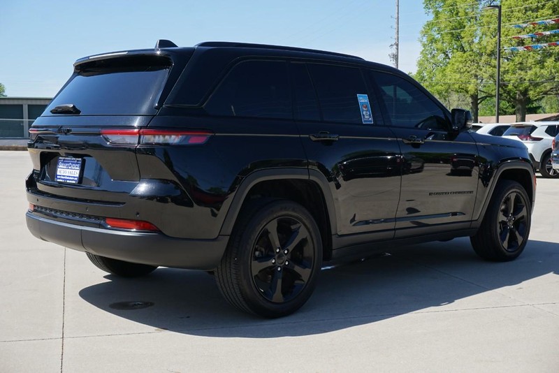 Jeep Grand Cherokee Vehicle Full-screen Gallery Image 03