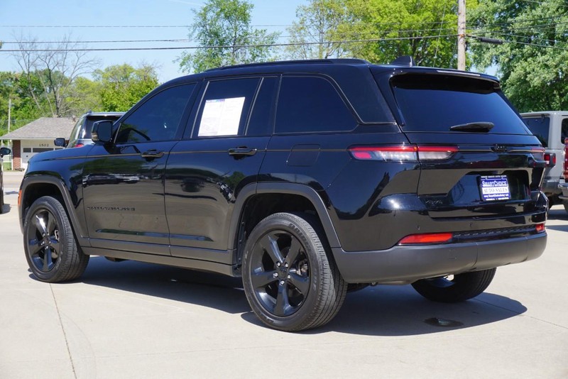 Jeep Grand Cherokee Vehicle Full-screen Gallery Image 05