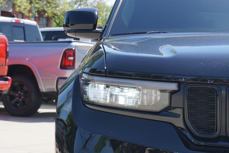 Jeep Grand Cherokee Vehicle Full-screen Gallery Image 09
