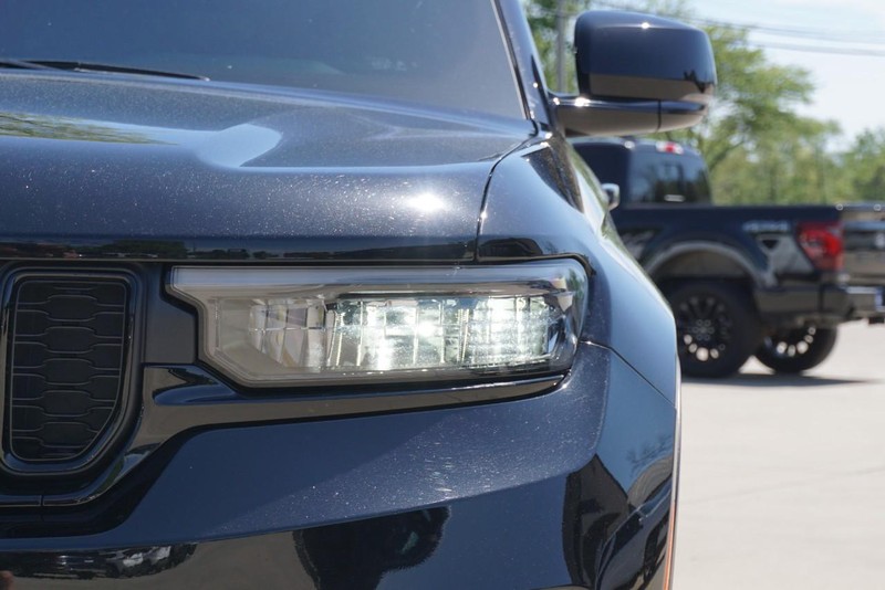 Jeep Grand Cherokee Vehicle Full-screen Gallery Image 10