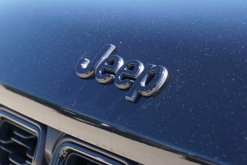 Jeep Grand Cherokee Vehicle Full-screen Gallery Image 11