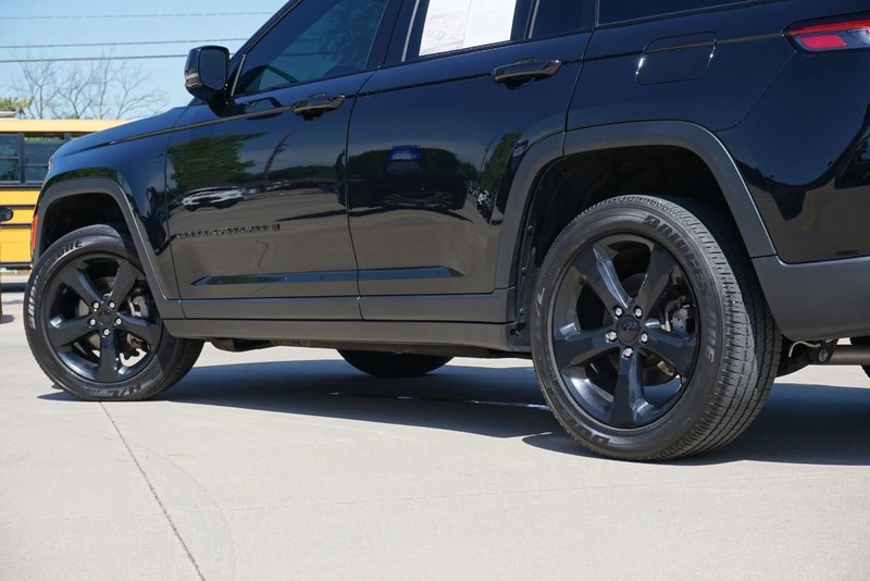 Jeep Grand Cherokee Vehicle Full-screen Gallery Image 13