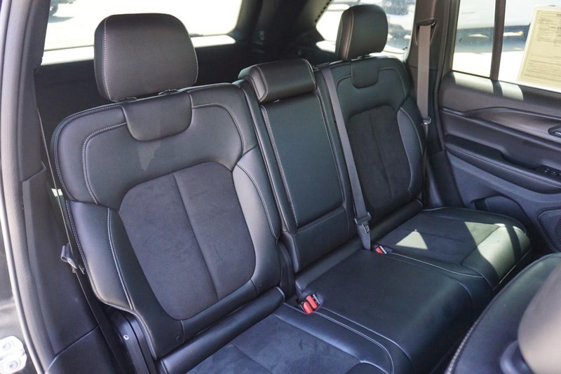 Jeep Grand Cherokee Vehicle Full-screen Gallery Image 26