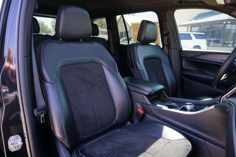 Jeep Grand Cherokee Vehicle Full-screen Gallery Image 28