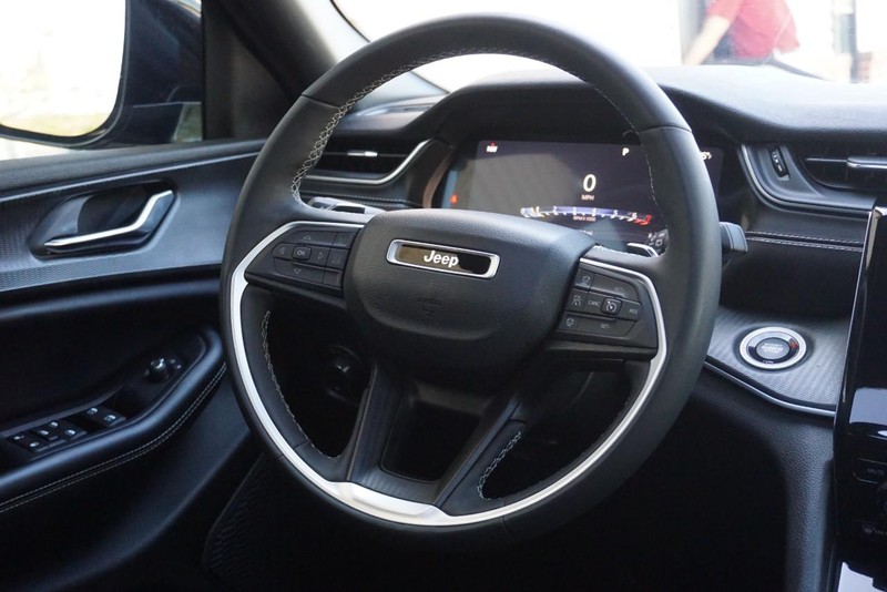 Jeep Grand Cherokee Vehicle Full-screen Gallery Image 30
