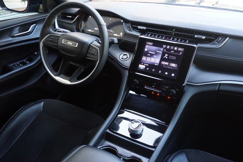 Jeep Grand Cherokee Vehicle Full-screen Gallery Image 32