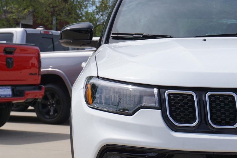 Jeep Compass Vehicle Full-screen Gallery Image 09