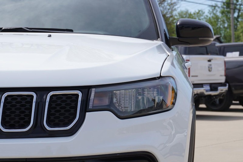 Jeep Compass Vehicle Full-screen Gallery Image 10