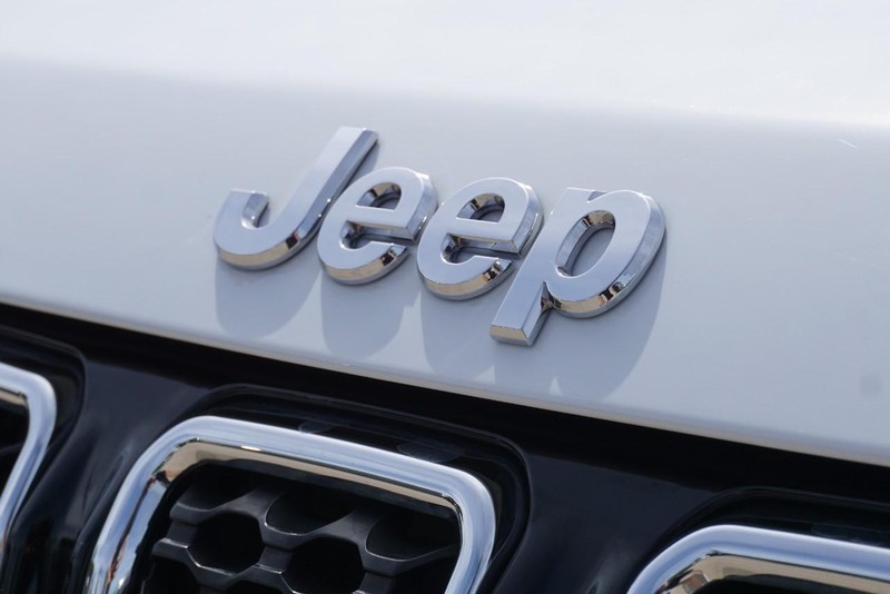 Jeep Compass Vehicle Full-screen Gallery Image 11