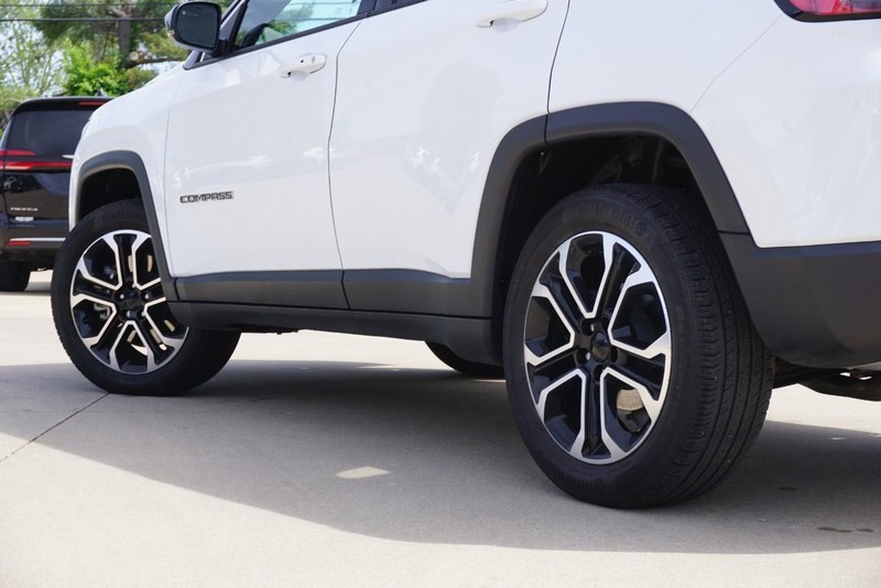 Jeep Compass Vehicle Full-screen Gallery Image 13