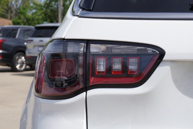 Jeep Compass Vehicle Full-screen Gallery Image 17