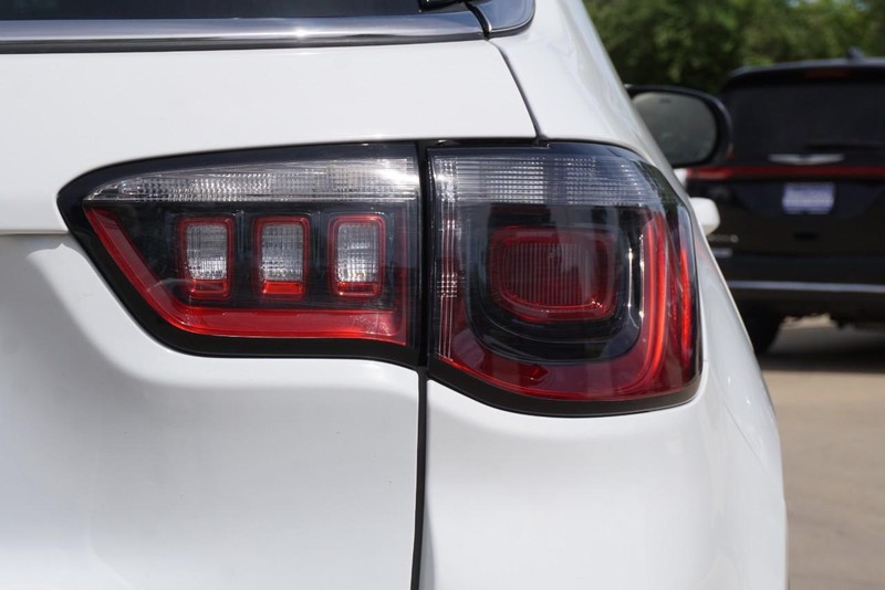 Jeep Compass Vehicle Full-screen Gallery Image 18