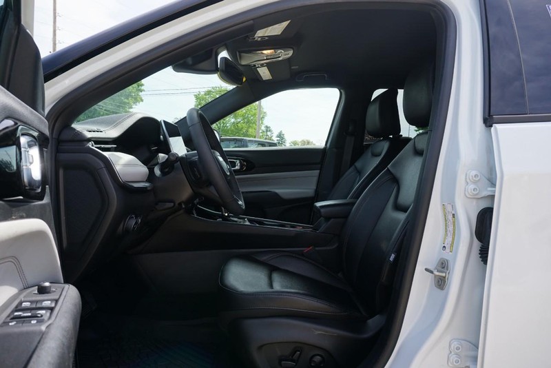 Jeep Compass Vehicle Full-screen Gallery Image 22