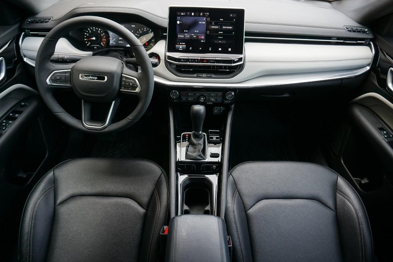 Jeep Compass Vehicle Full-screen Gallery Image 31