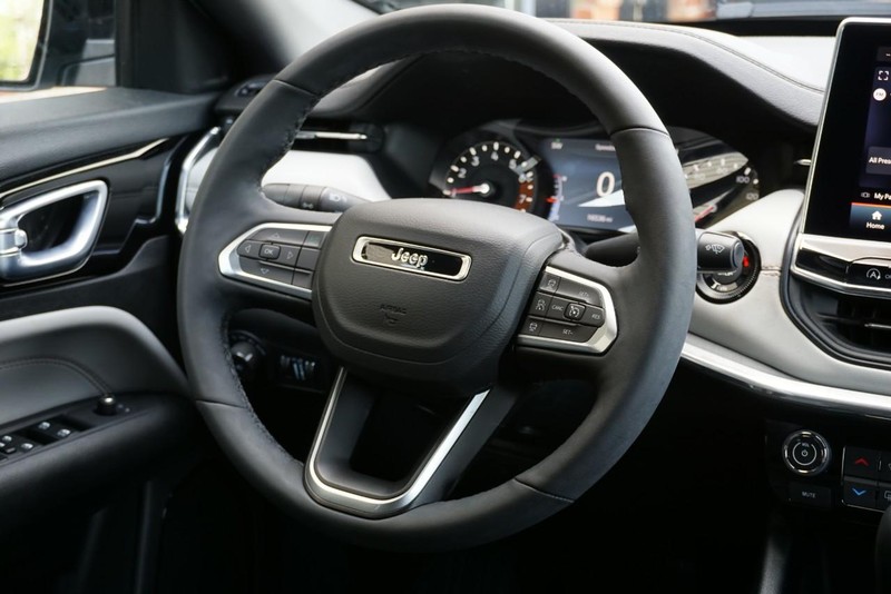 Jeep Compass Vehicle Full-screen Gallery Image 32