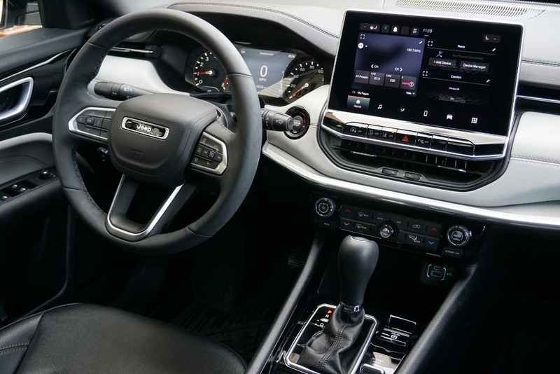 Jeep Compass Vehicle Full-screen Gallery Image 34