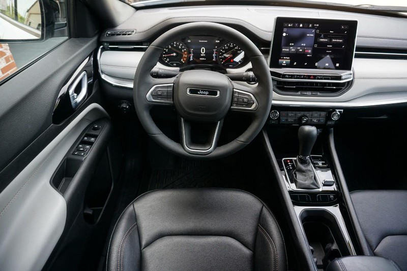 Jeep Compass Vehicle Full-screen Gallery Image 35