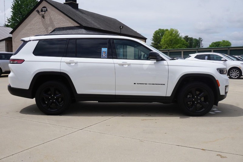 Jeep Grand Cherokee L Vehicle Full-screen Gallery Image 02