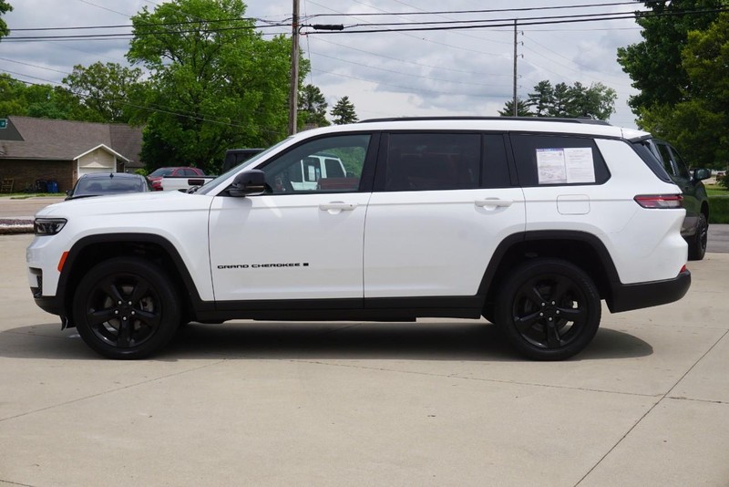 Jeep Grand Cherokee L Vehicle Full-screen Gallery Image 06