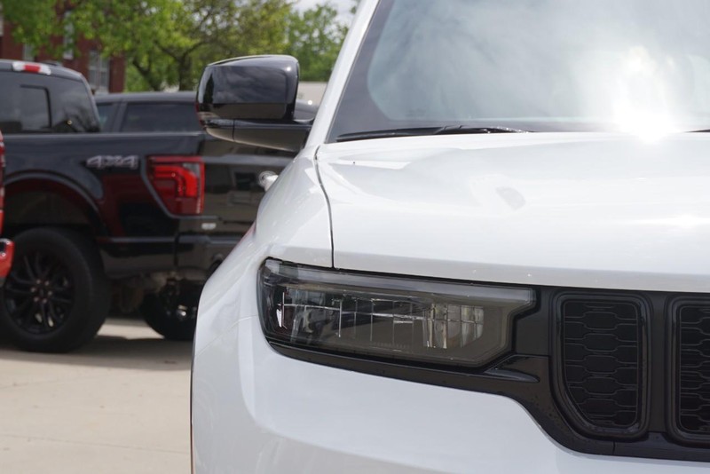 Jeep Grand Cherokee L Vehicle Full-screen Gallery Image 09