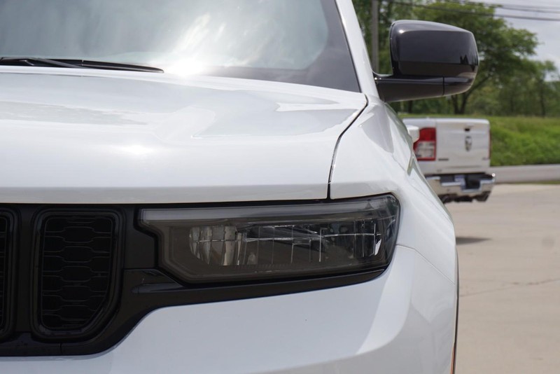 Jeep Grand Cherokee L Vehicle Full-screen Gallery Image 10
