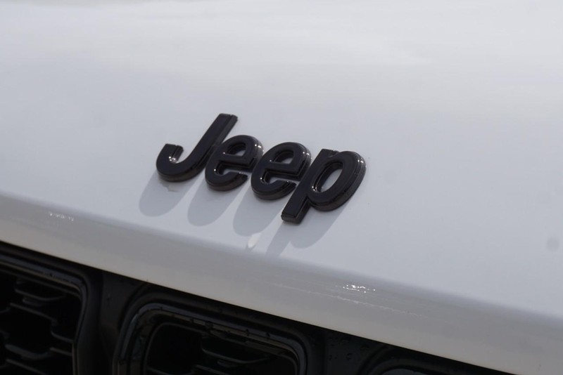 Jeep Grand Cherokee L Vehicle Full-screen Gallery Image 11