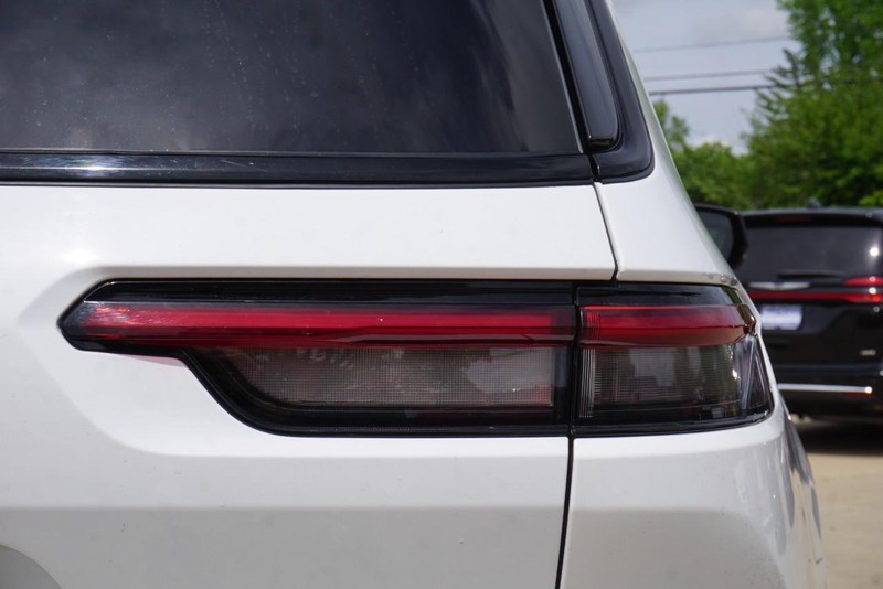 Jeep Grand Cherokee L Vehicle Full-screen Gallery Image 17